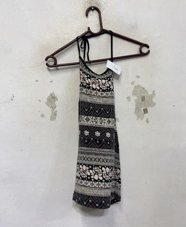 Schwarz-weißes Blumendruck-Halterkleid
