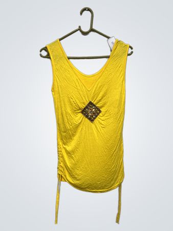 Gelbes Tanktop mit Verzierungen