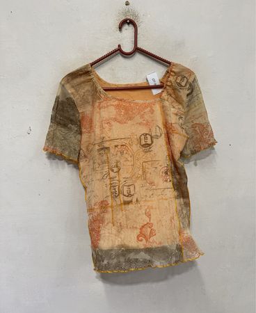 Durchscheinendes bedrucktes T-Shirt