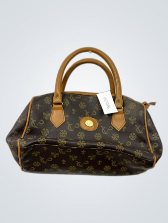 Braune Handtasche mit hellbraunen Akzenten und wiederholtem Muster