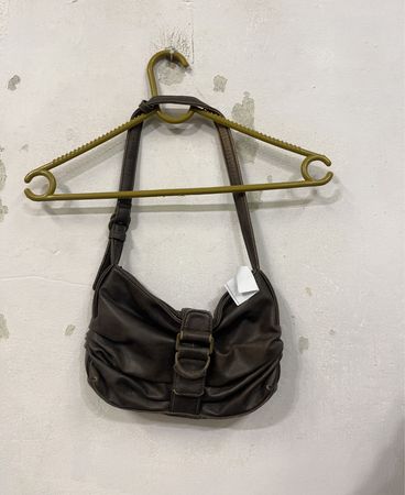 Braune geraffte Schultertasche mit Schnallen-Detail