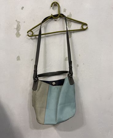 Zweifarbige gefaltete Handtasche