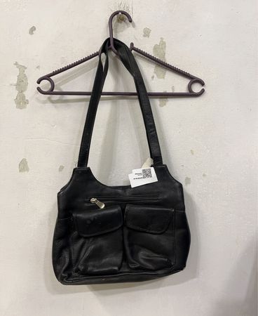 Schwarze Leder-Schultertasche