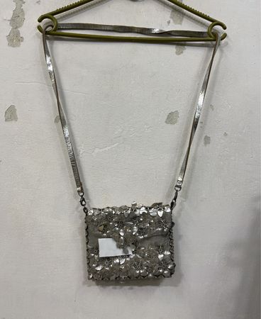 Silberne Tasche mit floralen Verzierungen und Etikett BC-300