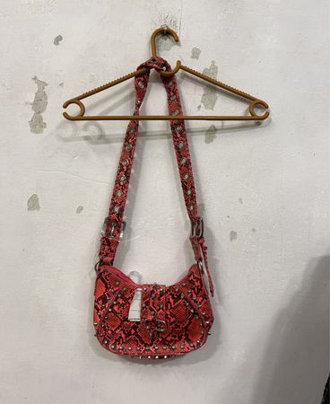 Bolsa Hobo Cobra Estampada com Estrelas