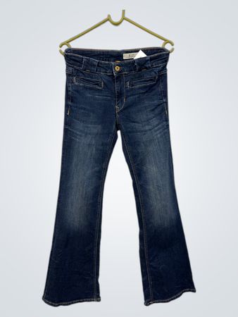 Ausgestellte Jeans