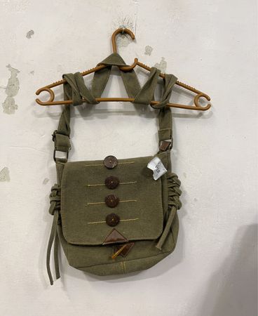 Bolsa Crossbody Verde com Botões de Madeira