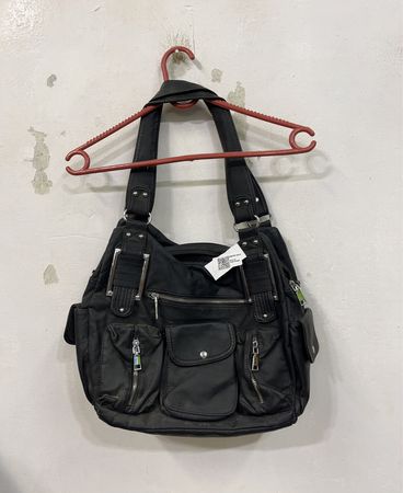 Schwarze Schultertasche mit mehreren Taschen und Reißverschlüssen