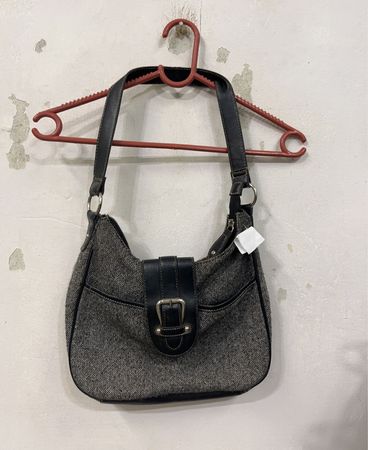 Graue Tweed-Schultertasche mit schwarzen Lederdetails
