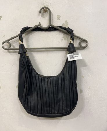 Schwarze geraffte Schultertasche