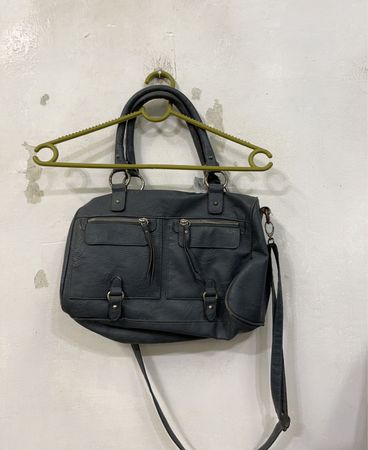 Dunkelgraue Handtasche
