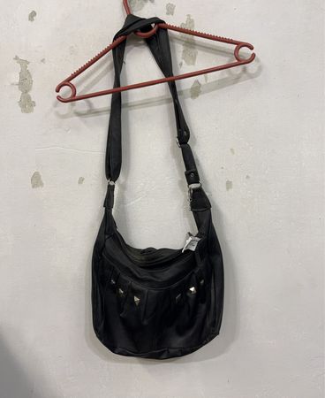 Schwarze Schultertasche mit Nieten