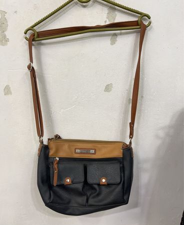 Rosetti Schwarze und Tan Umhängetasche