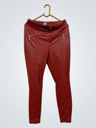 Rote Kunstlederhosen mit Reißverschlusdetails