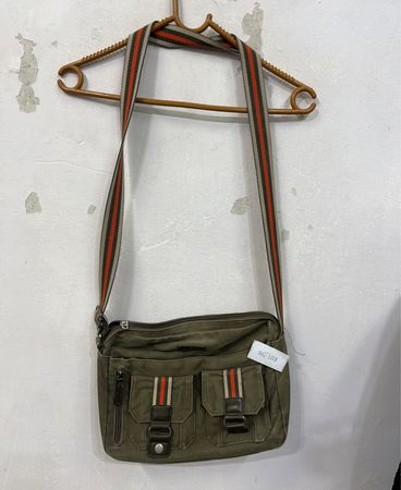 Khaki Umhängetasche mit orangefarbenen und grauen Streifen