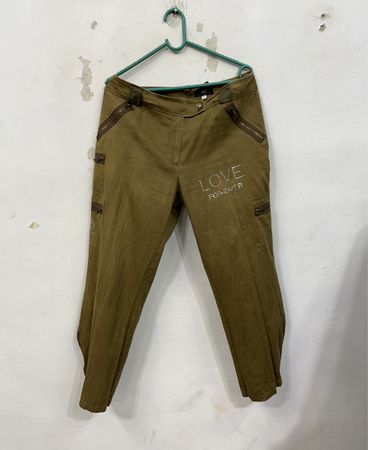 APART IMPRESSIONS Damen Olivfarbene Cargo-Hose mit "LOVE FOREVER" Strassdetail