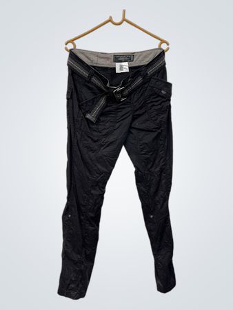 Schwarze Cargo-Hose mit Gürtel