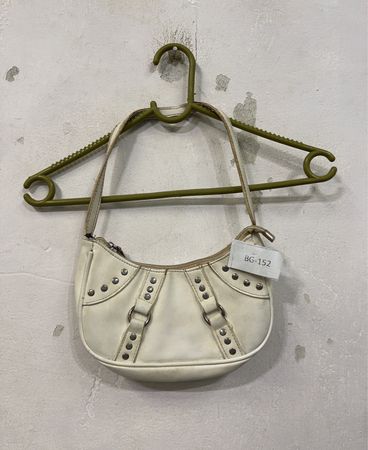 Weiße Schultertasche mit Nieten und Ringen