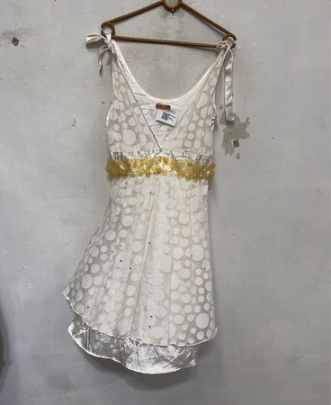 VS Weißes Polka-Dot-Kleid mit gelber Verzierung