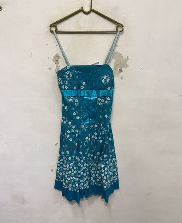 Blaues Kleid mit floralem Muster und Dekoband-Detail