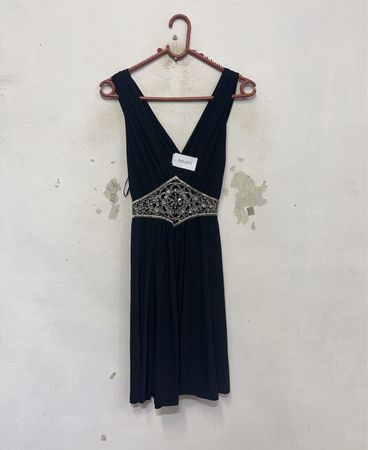 Schwarzes V-Ausschnitt Kleid mit Perlenbesatz an der Taille