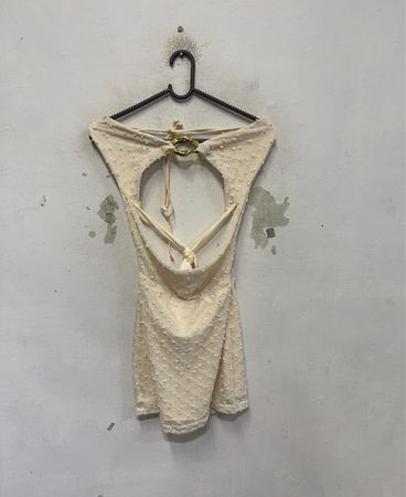 Cremefarbenes, strukturiertes Neckholder-Minikleid