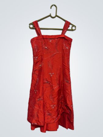 Rotes Kleid mit Schmetterlingsstickerei