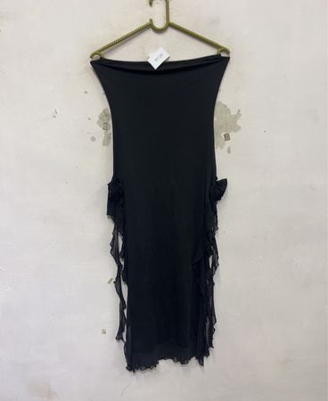 Schwarzes Kleid mit Rüschensaum