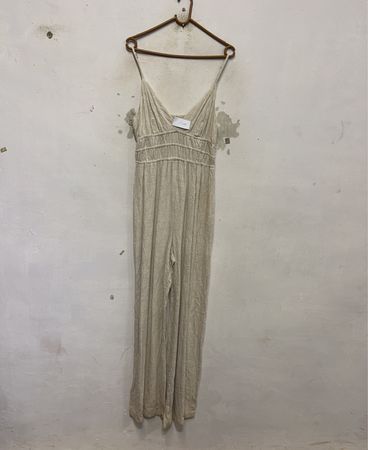 Beiger Jumpsuit mit gerafftem Oberteil