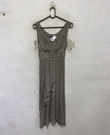 Graues ärmelloses Kleid mit verzierten Taillen