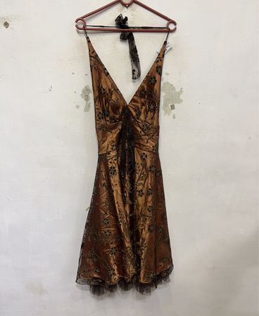 Braun Halterneck-Kleid mit schwarzer floralem Stickerei