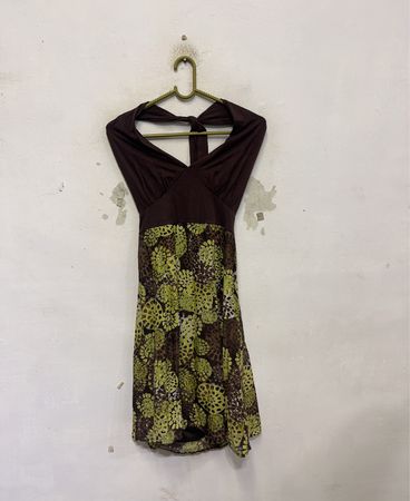Braunes und grünes Blumen-Halterkleid