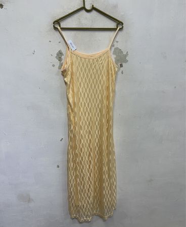 Gelbes Spaghettiträgerkleid mit strukturiertem Muster