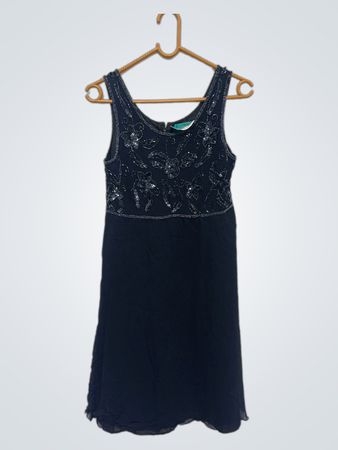 Schwarzes Perlenkleid