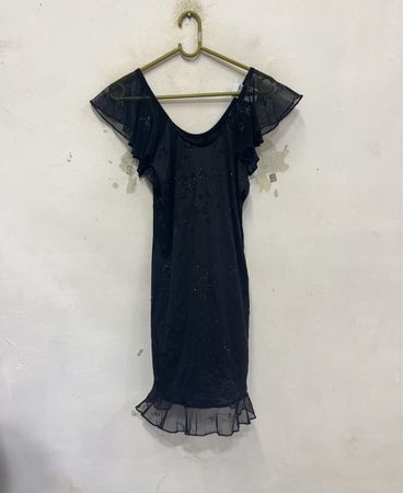 Schwarzes Kleid mit Rüschensaum