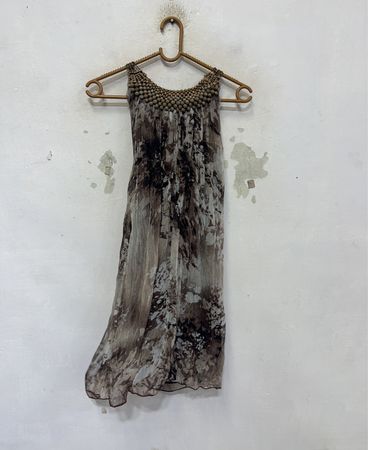 Ärmelloses Kleid mit besticktem Ausschnitt