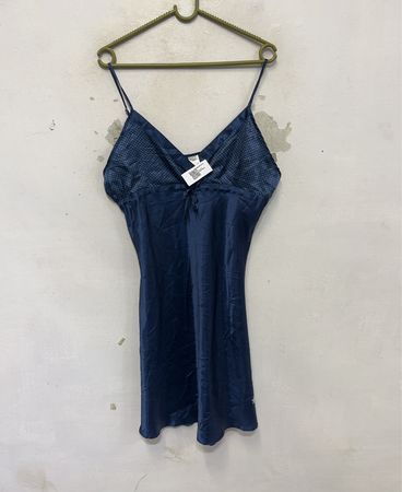 Blaues Satin-Nachtkleid mit Punktemuster