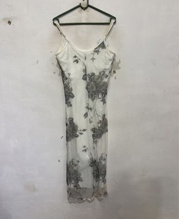Weißes Netzkleid mit Blumenmuster