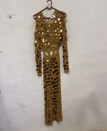Braunes gehäkeltes Kleid mit goldenen Pailletten