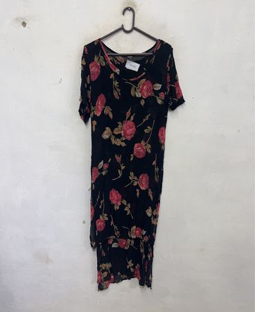 Schwarzes Kleid mit rotem Rosendruck