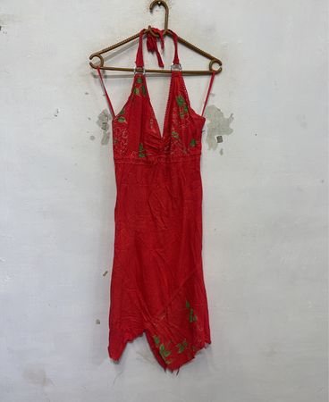 Rotes Trägerkleid mit floralem Muster