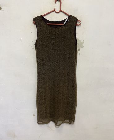 Ärmelloses braunes Kleid mit OD-079-Tag