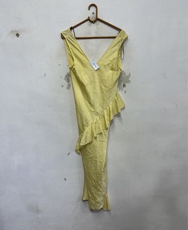 Gelbes Kleid mit Rüschendetails