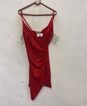 Rotes Paillettenkleid mit asymmetrischem Schnitt