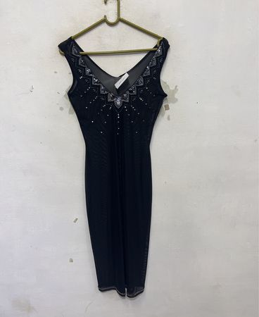 Schwarzes V-Ausschnitt-Cocktailkleid mit Verzierungen