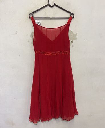Rotes Kleid mit Bändertetail