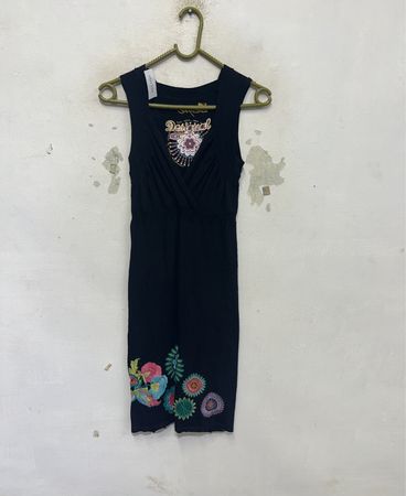 Desigual Schwarzes Ärmelloses Kleid mit floralen Verzierungen
