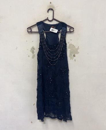 YUMI ärmelloses, mit Pailletten verziertes Kleid