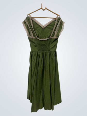 Grünes Kleid mit Spitze