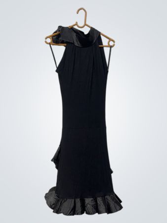 Schwarzes Halfterkleid mit Rüschensaum